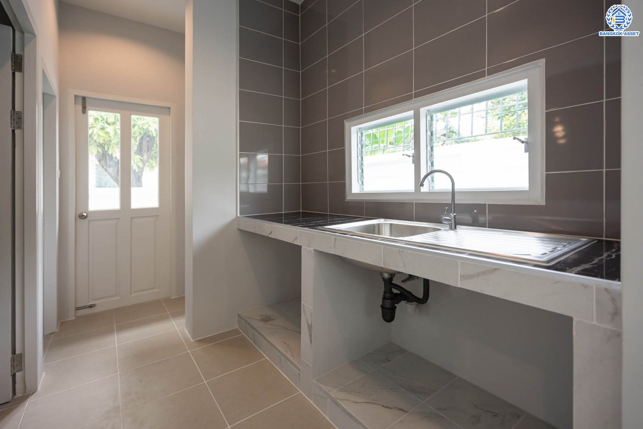 บ้านมือสองตกแต่งใหม่ ม.มณีรินทร์พาร์ค รัตนาธิเบศร์-ท่าอิฐ แบรนด์ Property Perfect เนื้อที่ 66.2 ตร.ว. ฟังก์ชัน 3 ห้องนอน 4 ห้องน้ำ 1 ห้องอเนกประสงค์ จอดรถได้ 2 คัน บนทำเลศักยภาพ เชื่อมต่อทั้ง ถนนรัตนาธิเบศร์ และถนนราชพฤกษ์ ใจกลาง 2 เซ็นทรัลฯ ใกล้ทางด่วนงามวงศ์วาน และรถไฟฟ้า "สถานีบางรักน้อยท่าอิฐ"